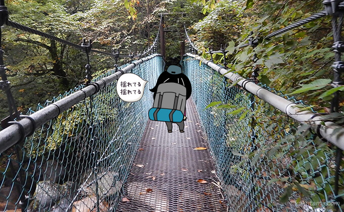 吊橋を渡る