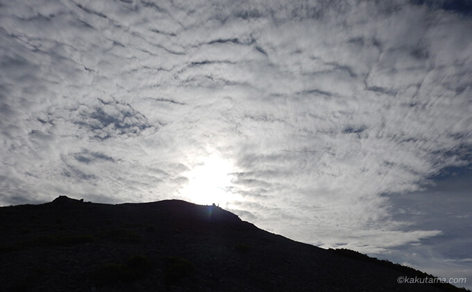 たまたま撮れた山のシルエットと空の写真