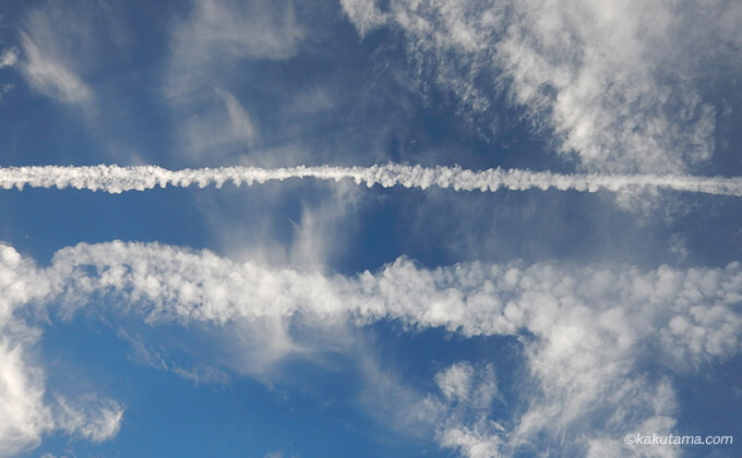 雲と飛行機雲が連なる