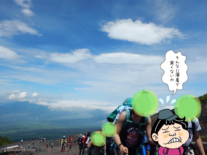 7月で五合目はまだ寒い富士山