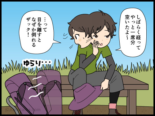 山ごはんを楽しみたいが、気を抜くと、ザックが倒れたり、ゴミが飛んでいったり、飲み物に虫が入ったりで落ち着けない登山者の4コマ漫画