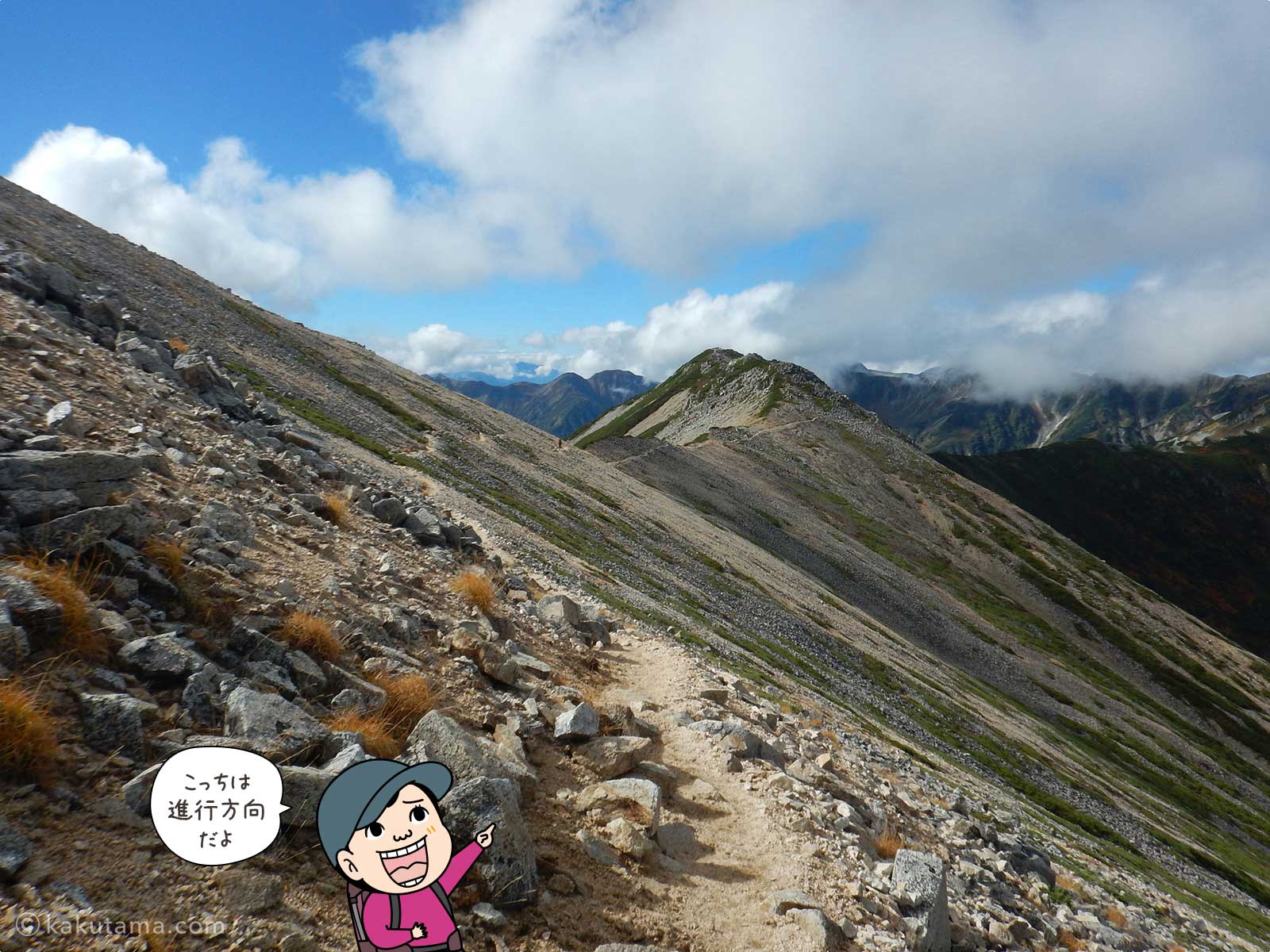 野口五郎岳から水晶小屋への登山道を見る