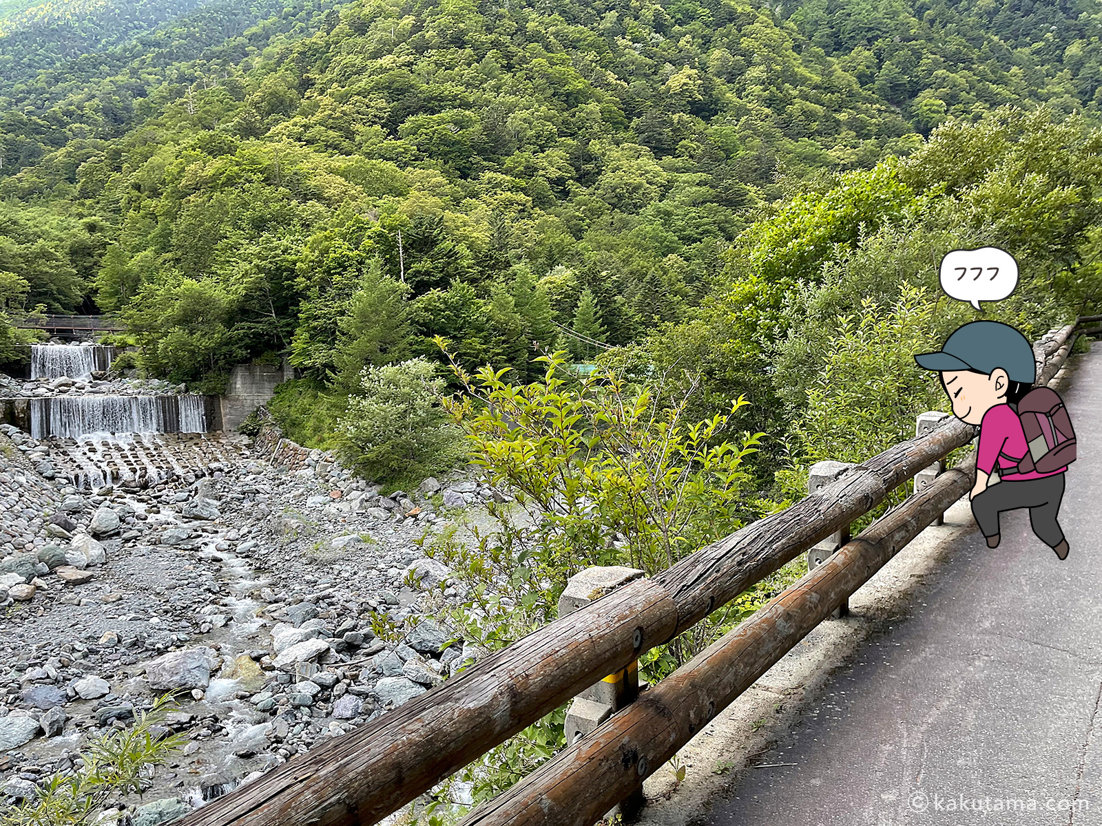 広河原インフォメーションセンターから北岳登山口へ向かって歩き出す写真と登山者のイラスト