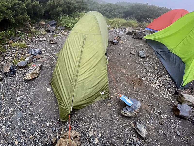 北岳山荘テント場に張った自分のテントの写真と登山者のイラスト