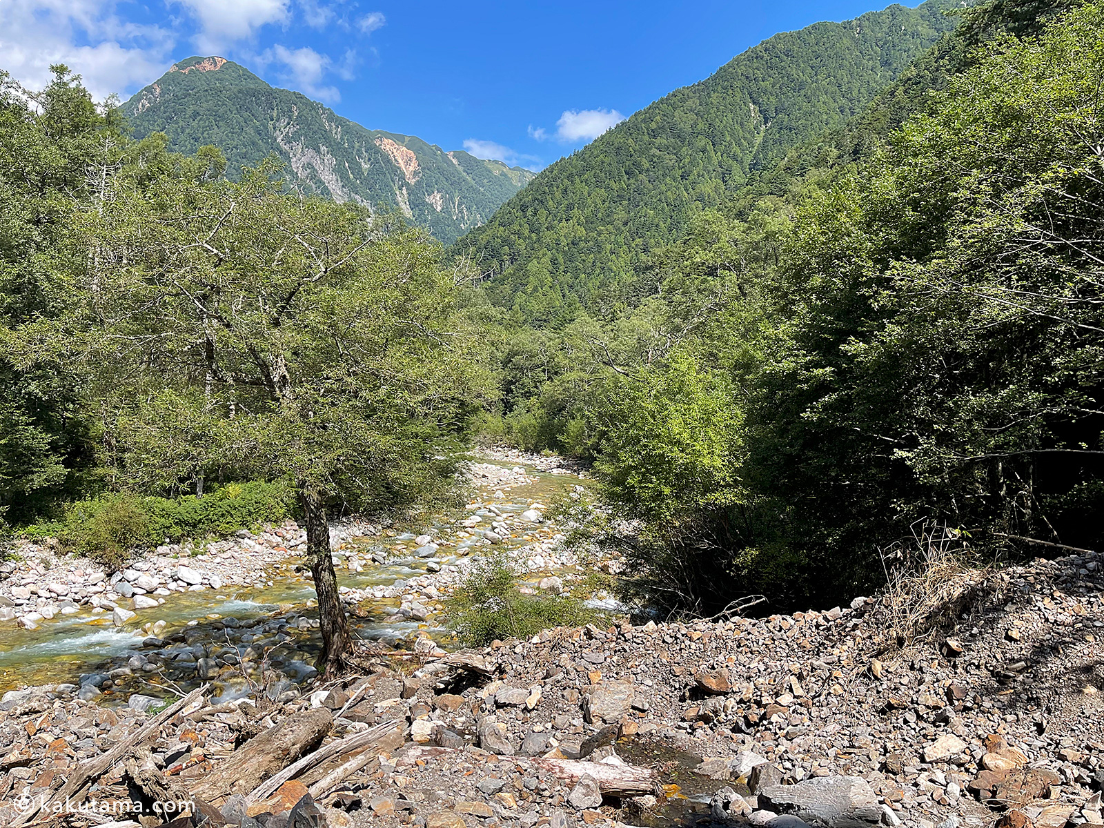 枯れた沢から見る槍ヶ岳方面の写真