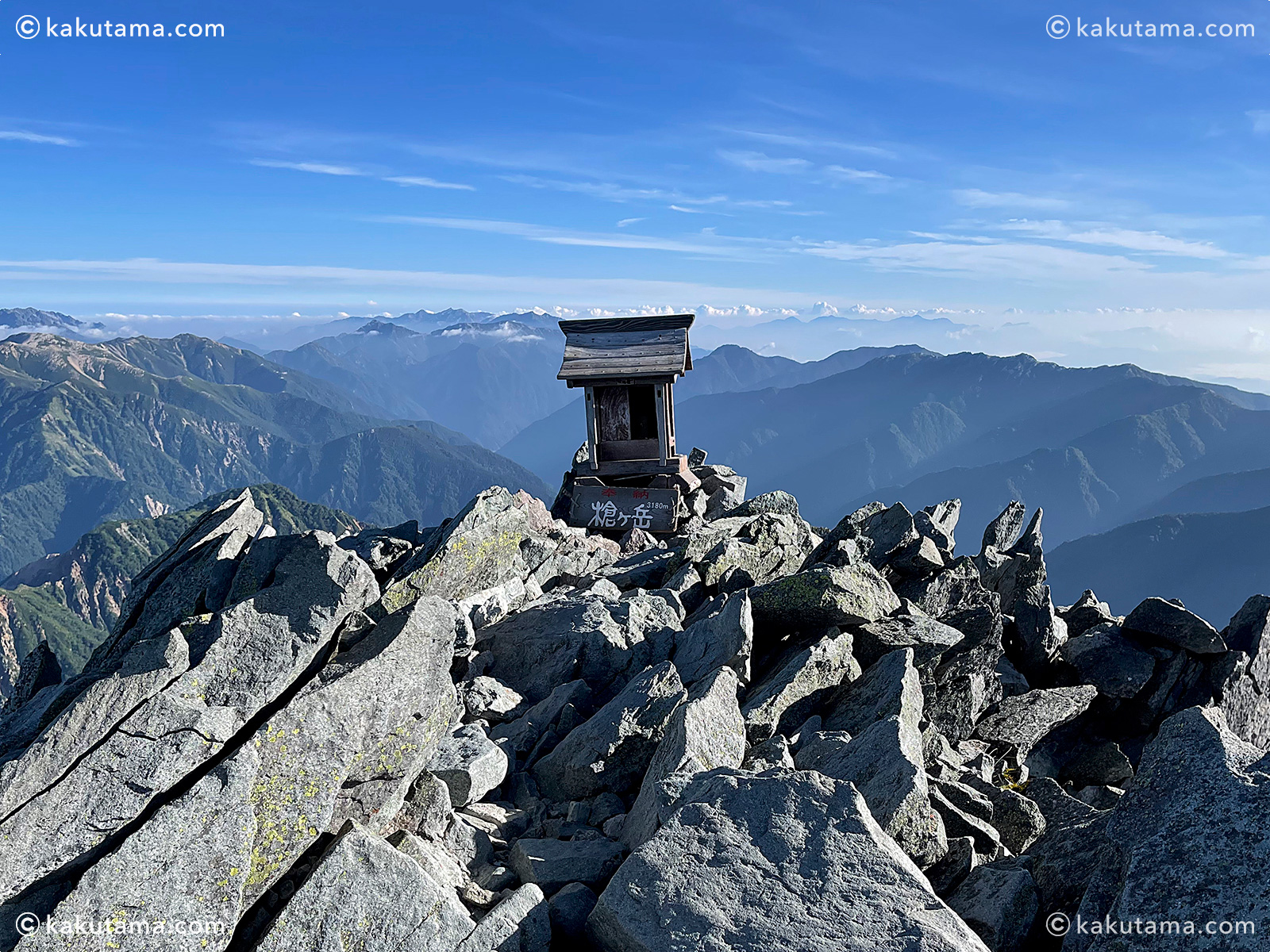 槍ヶ岳山頂の祠の写真