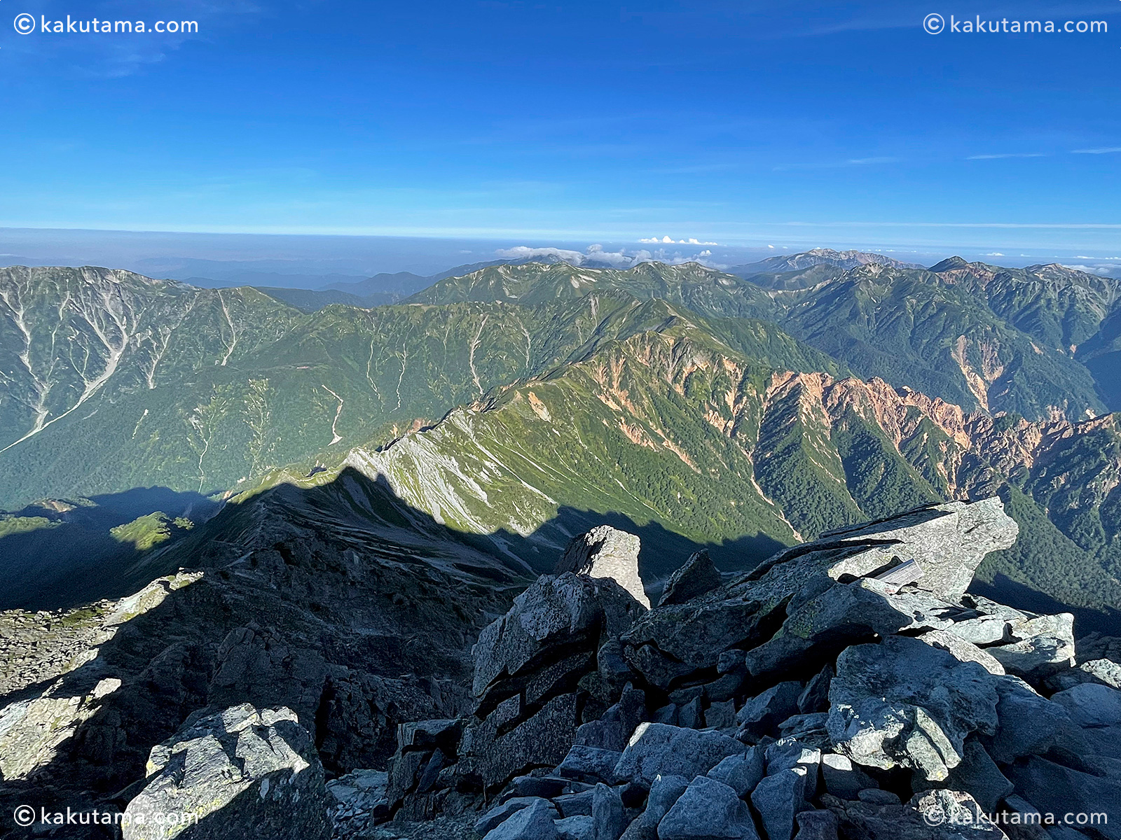 槍ヶ岳山頂から見た西鎌尾根の写真