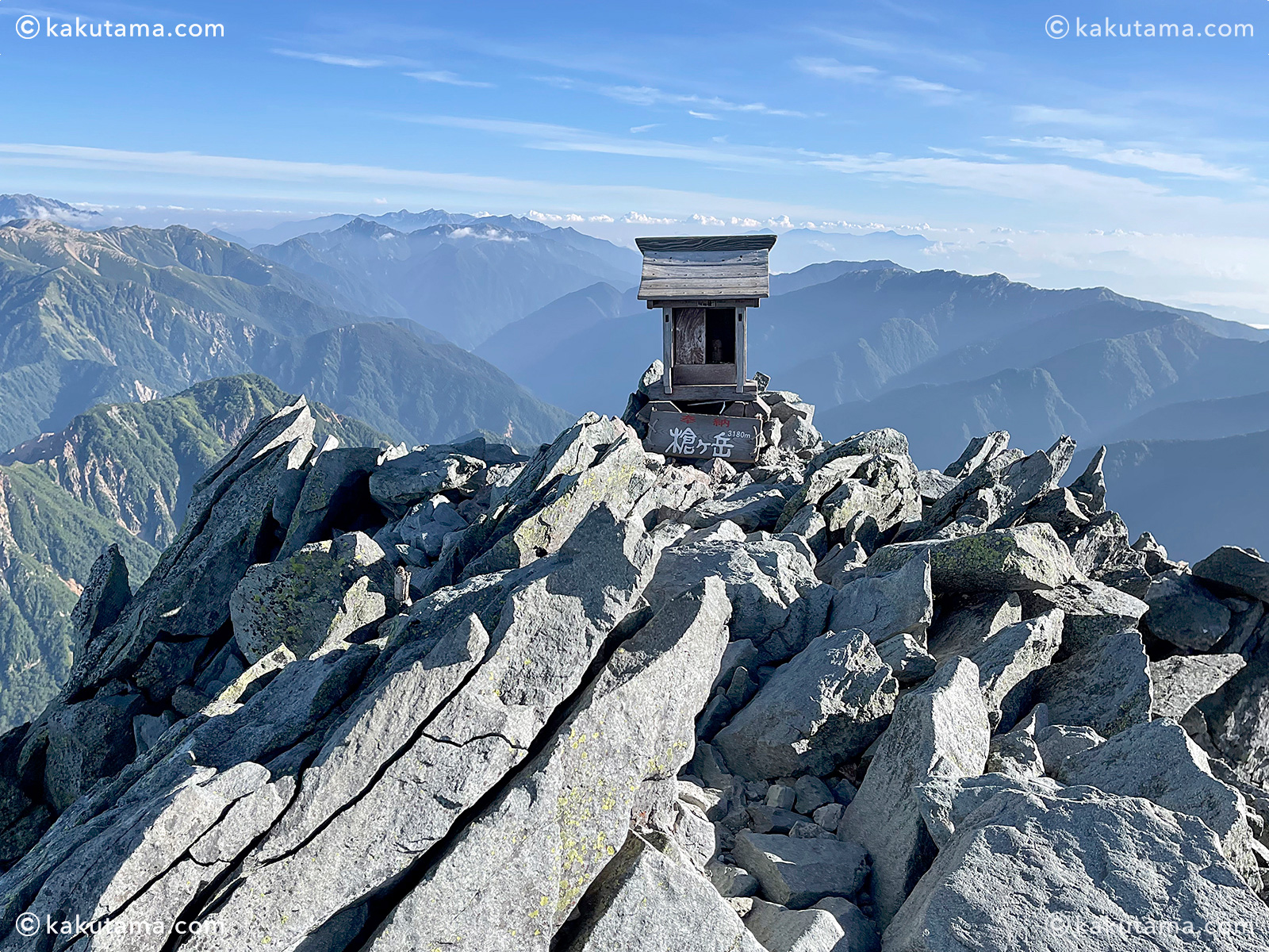 槍ヶ岳山頂の社の写真