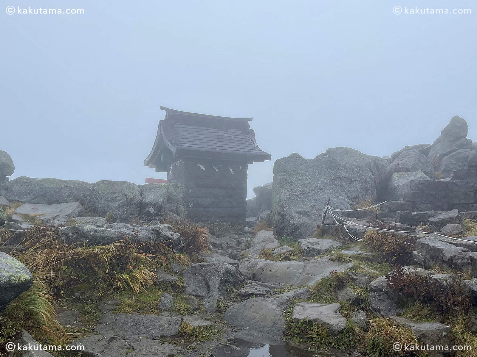 岩木山山頂の岩木山神社奥宮の写真