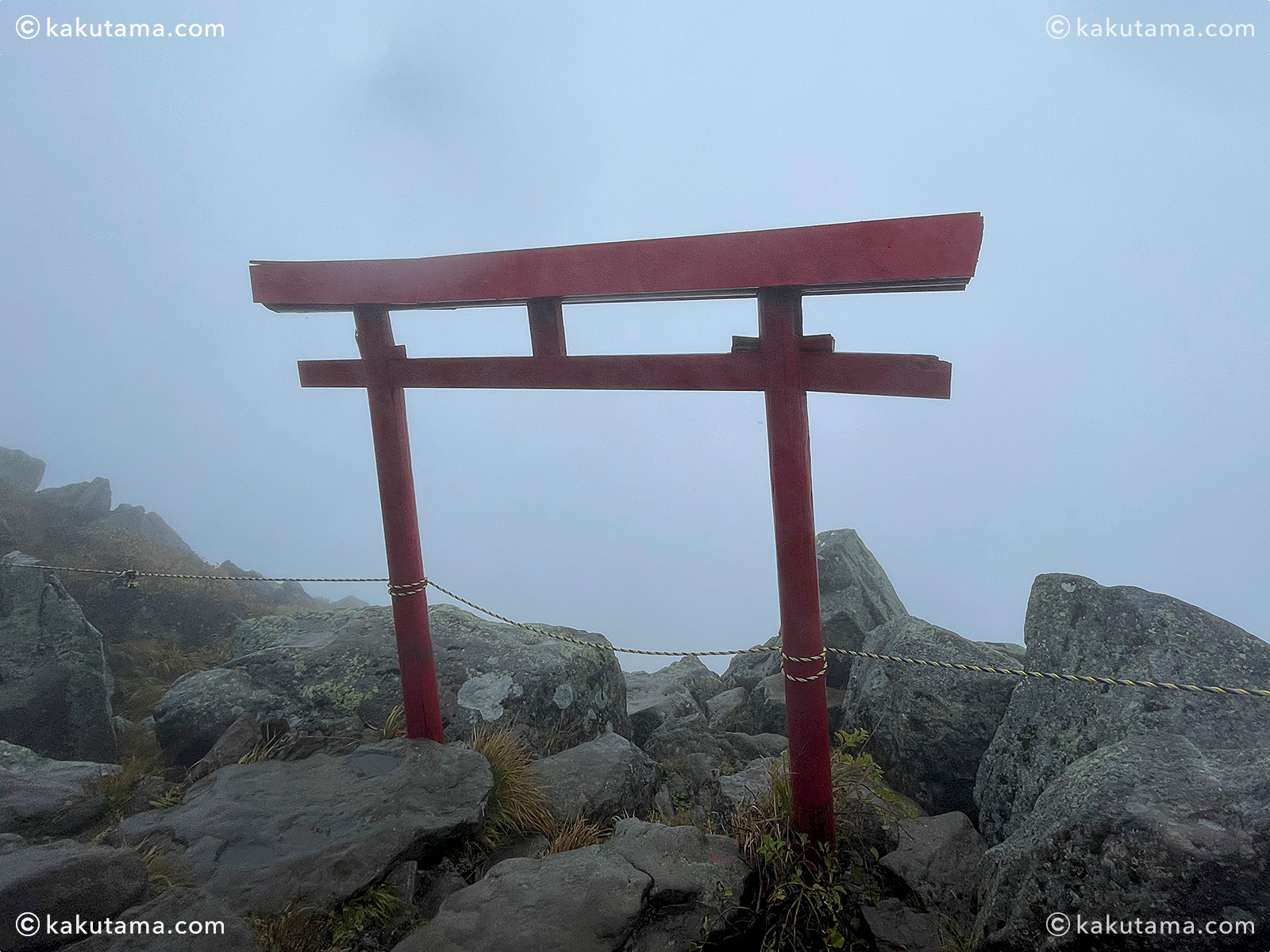 岩木山山頂の岩木山神社奥宮の鳥居の写真