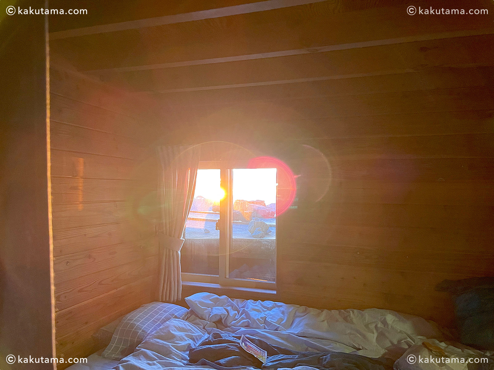 北穂高小屋の中からみた夕日の写真。