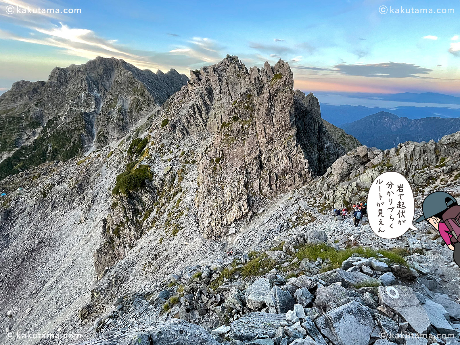 北穂高小屋のテント場方面を見る写真と登山者のイラスト