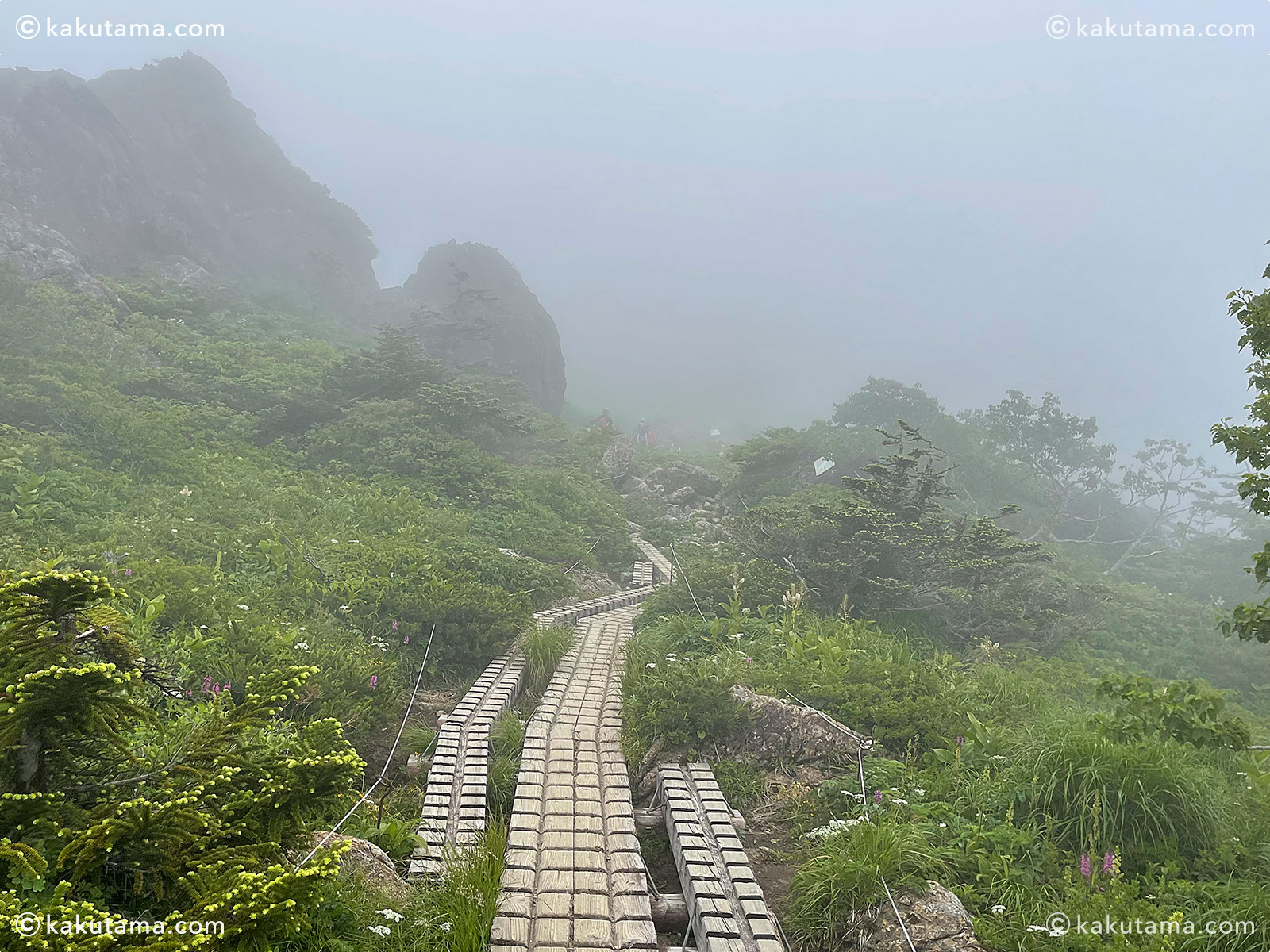 日本百名山、早池峰山の御田植湯の写真と登山者のイラスト
