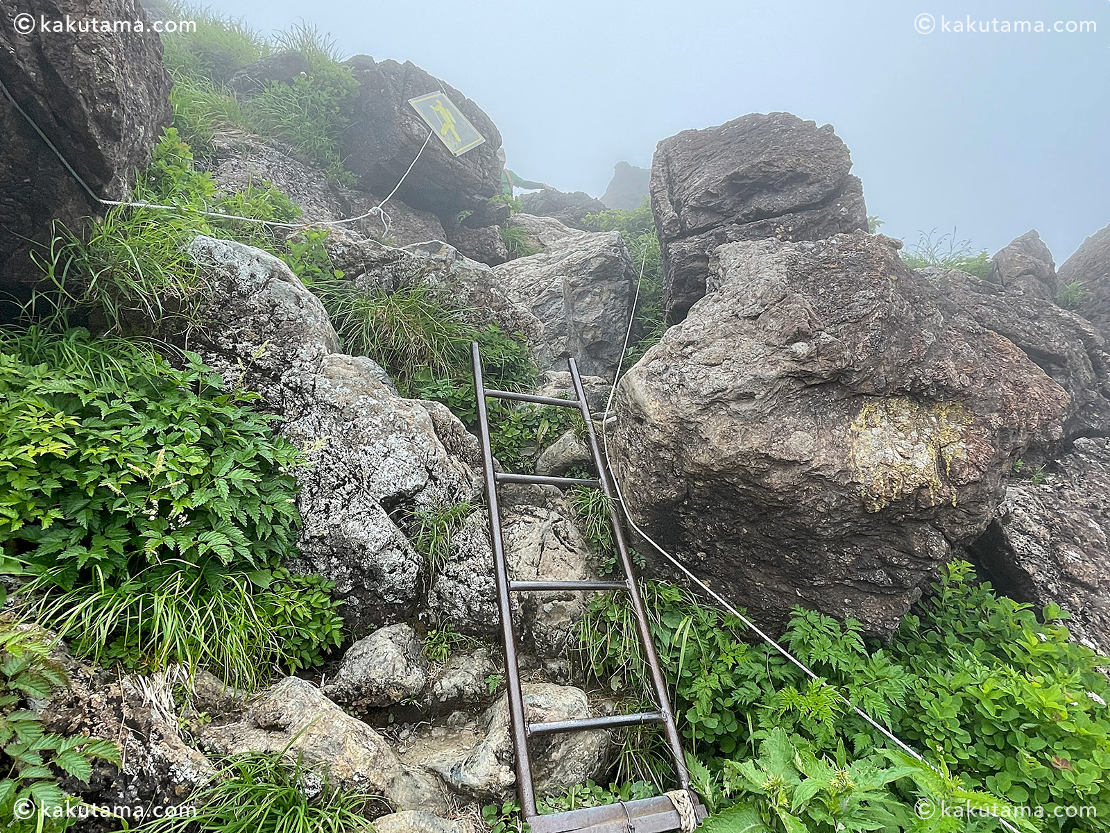日本百名山、早池峰山の山頂直下のハシゴの写真と登山者のイラスト