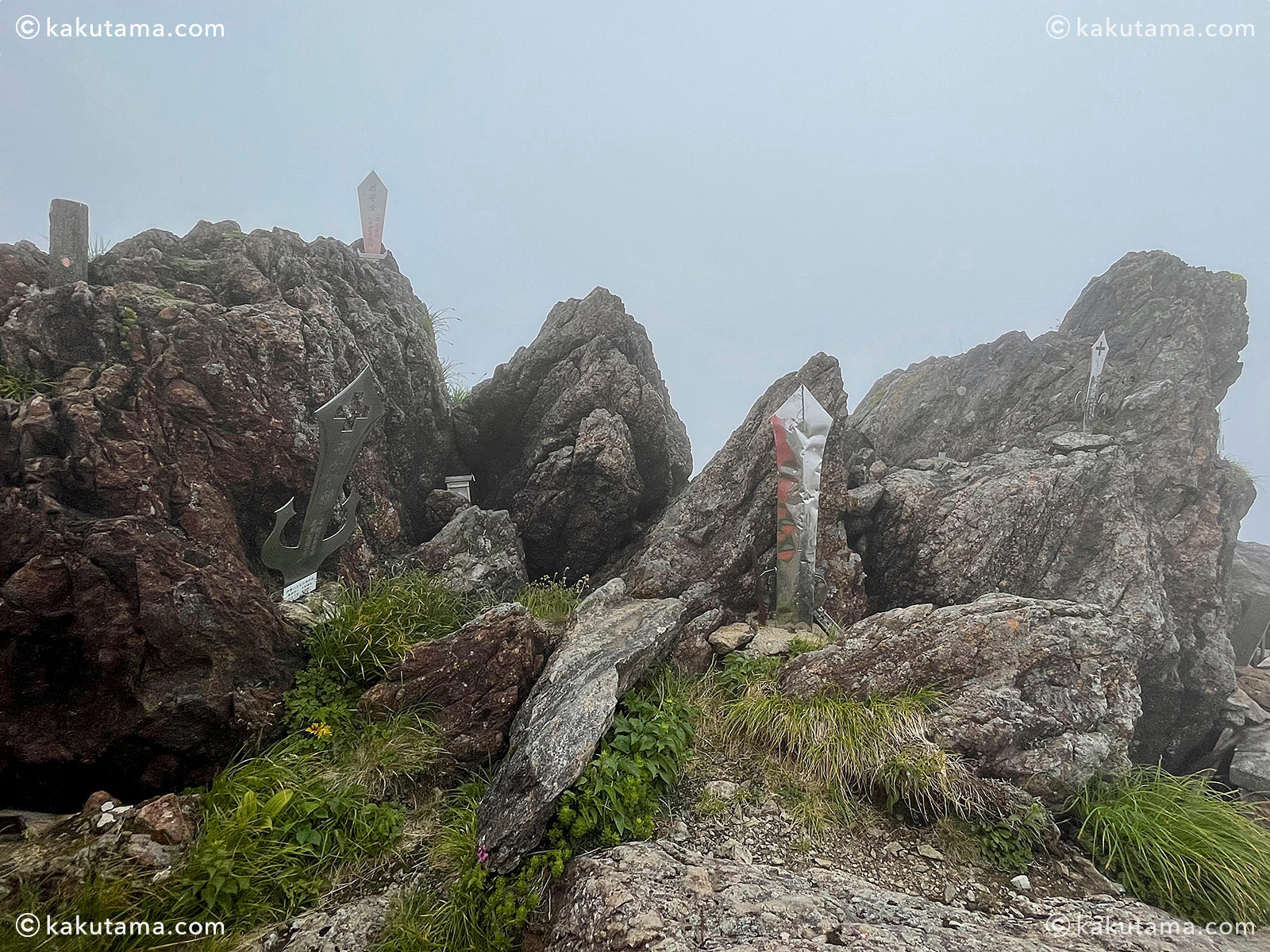 日本百名山早池峰山の山頂の剣の写真