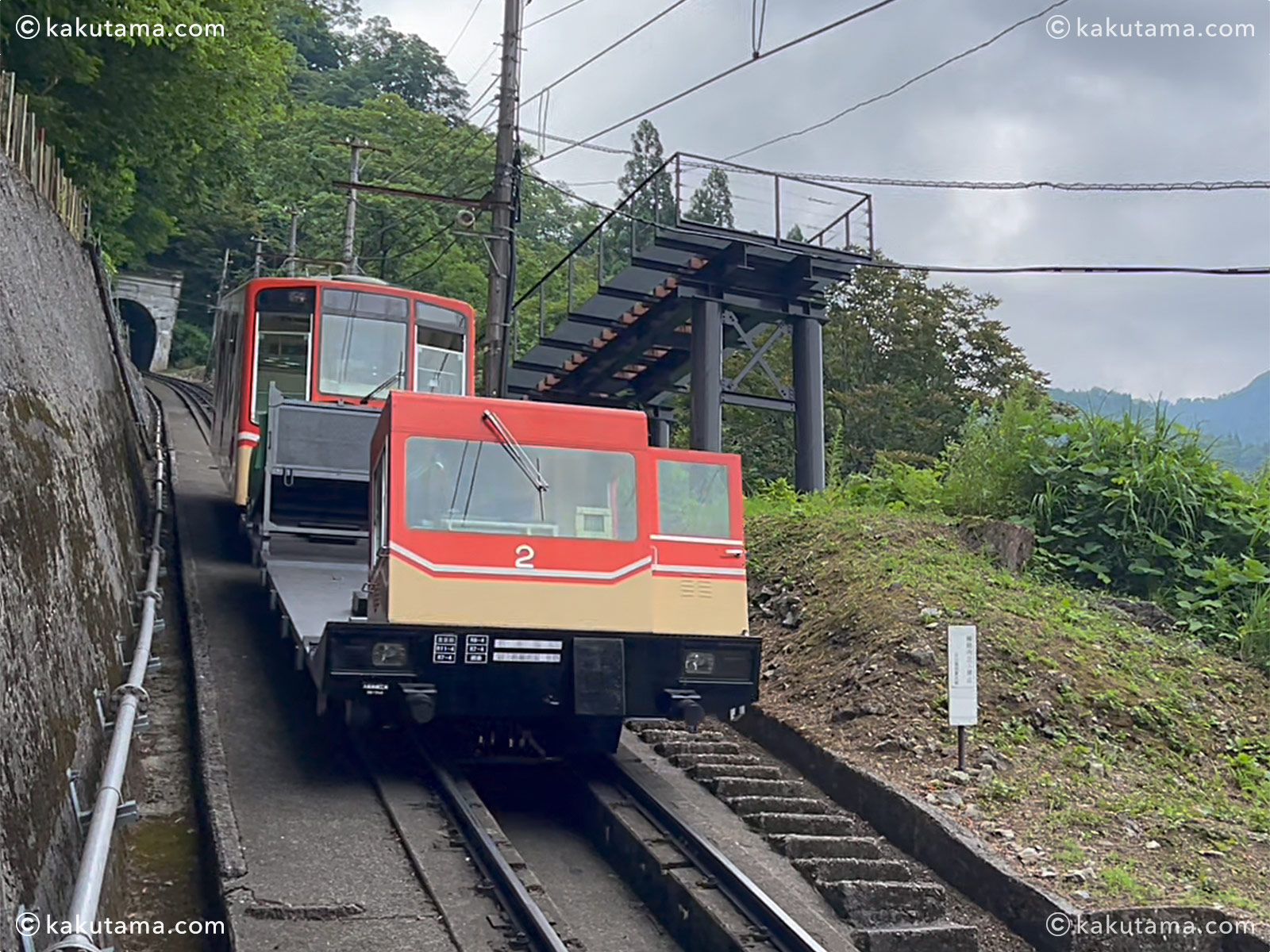 アルペンルートのケーブルカーの写真と登山者のイラスト