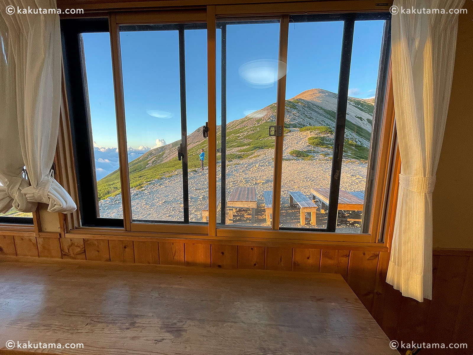 北アルプス、薬師岳山荘の食堂から見た外の風景の写真