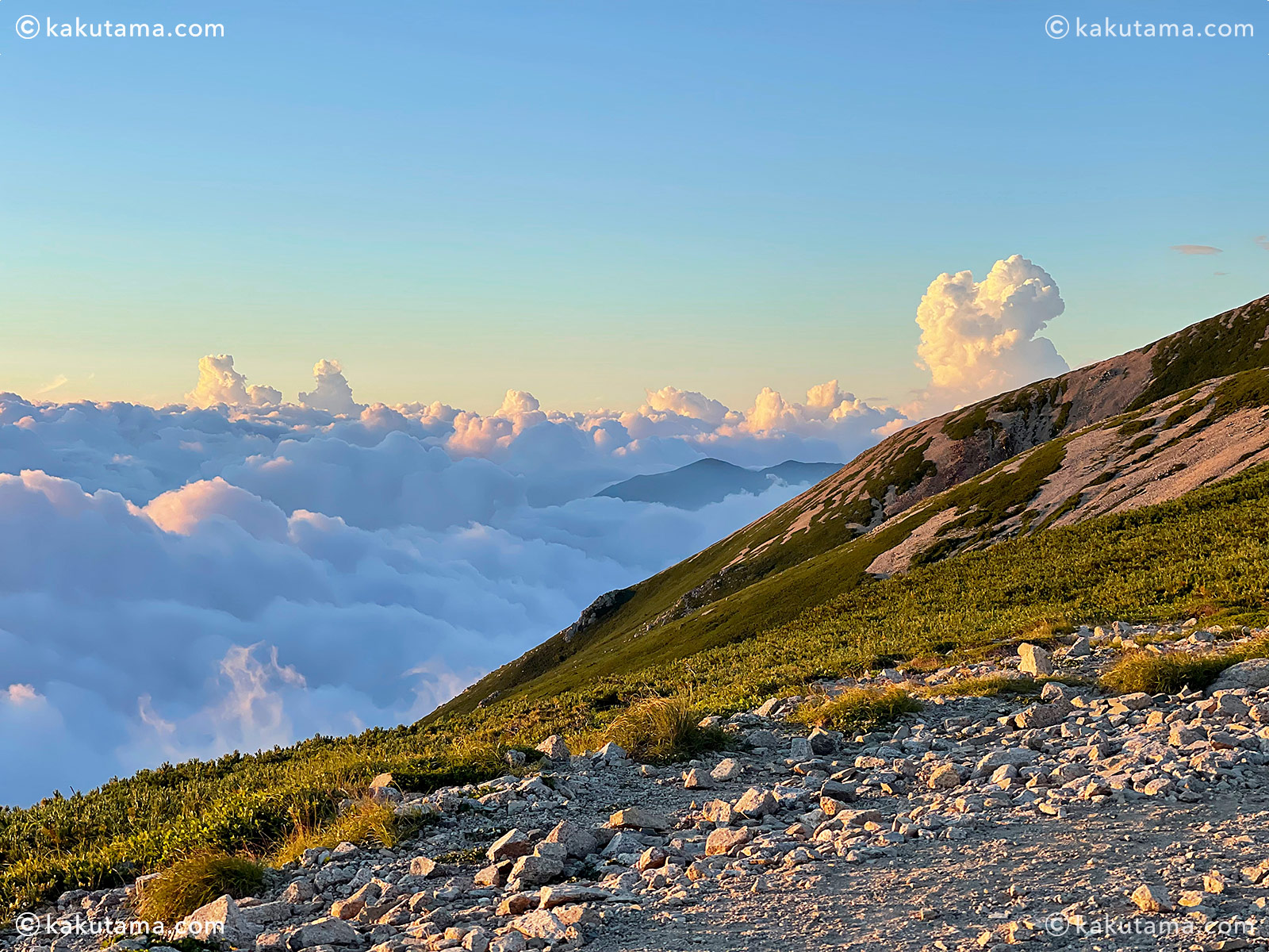 北アルプス、薬師岳山荘から見た夕日風景の写真
