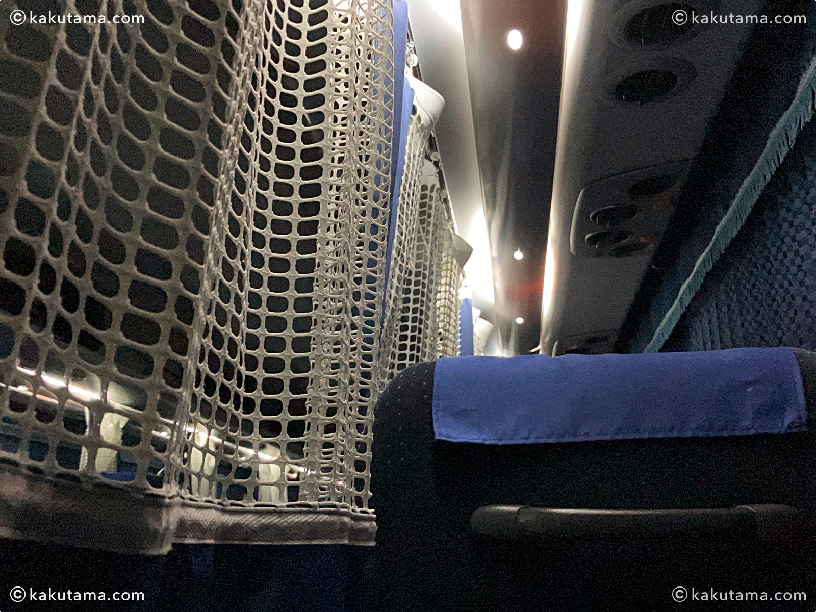 バスタ新宿から道の駅奥伊勢おおだい行きのバス乗り場の写真と登山者のイラスト