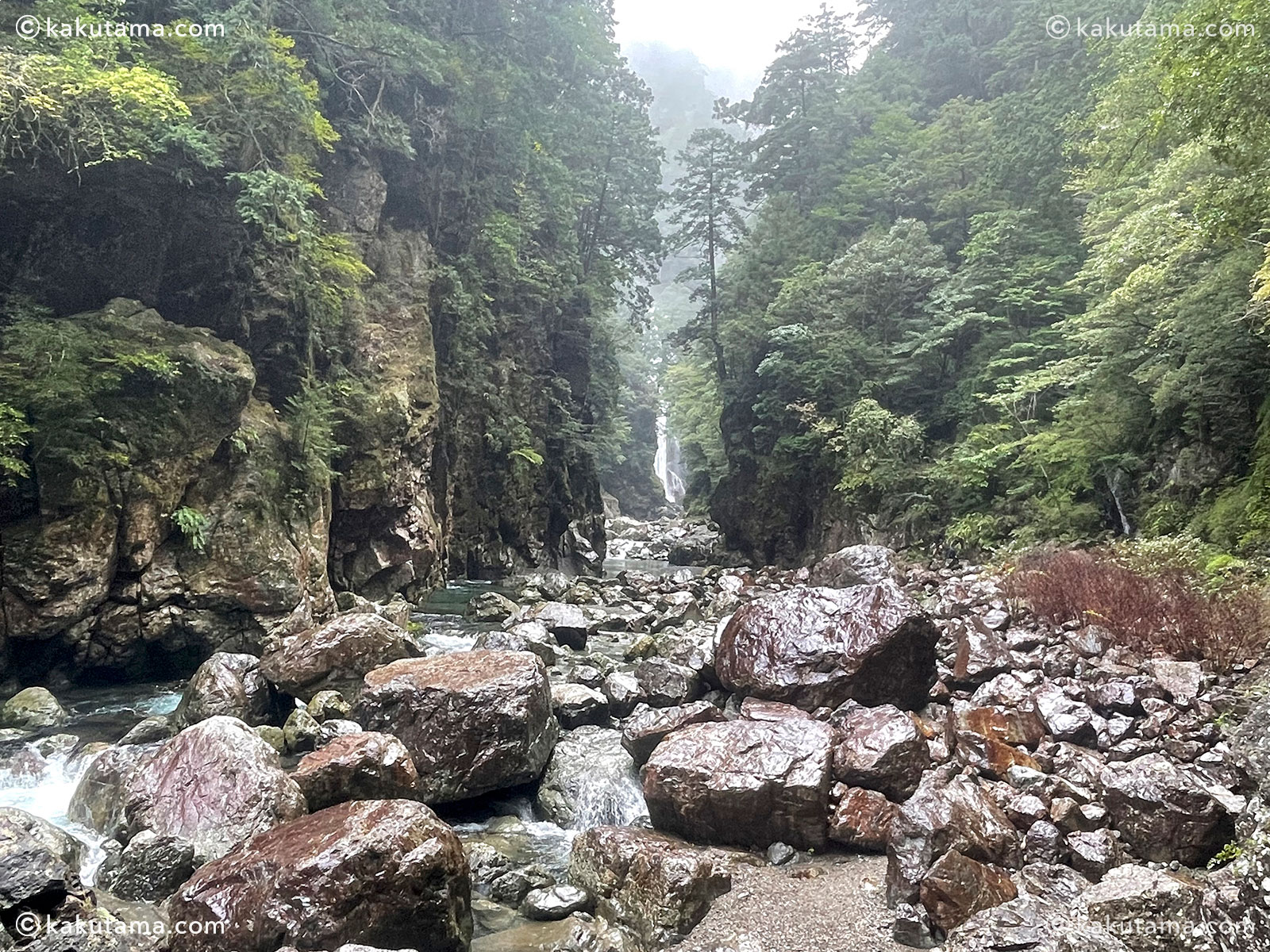 大杉谷、シシ渕の写真と登山者のイラスト