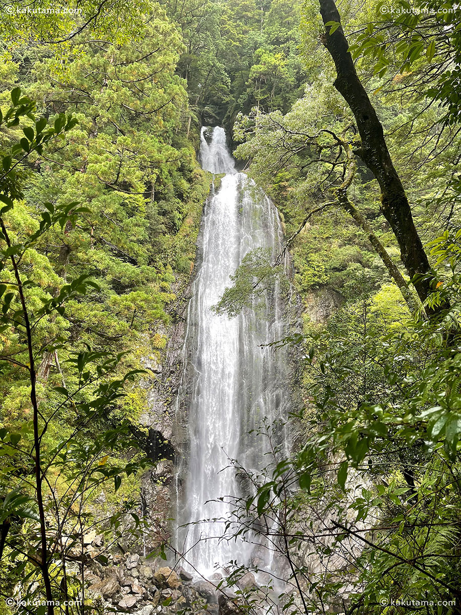 三重県・大杉谷のニコニコ滝の写真と登山者のイラスト