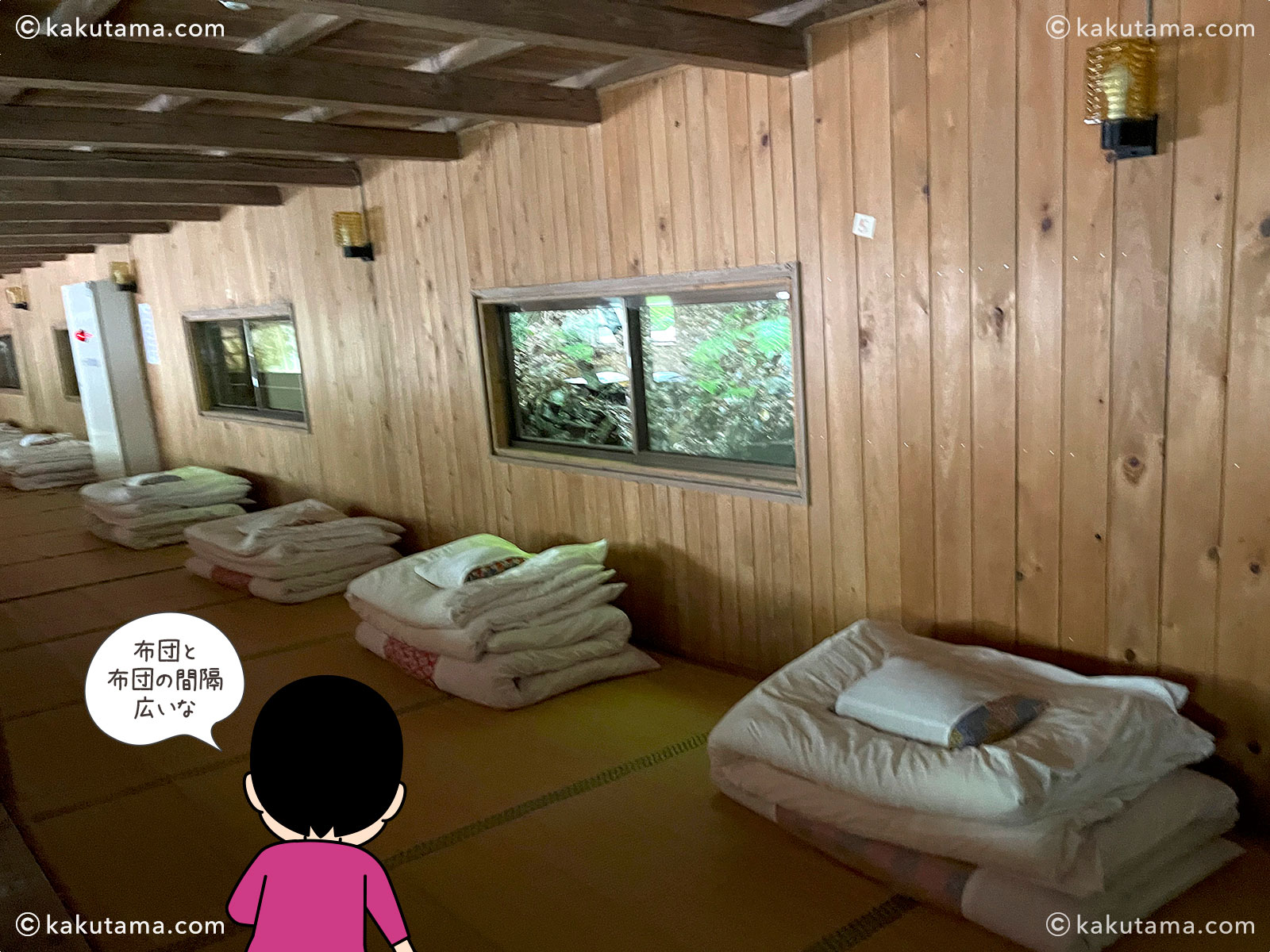 大杉谷・桃ノ木山の家の大部屋の写真と登山者のイラスト