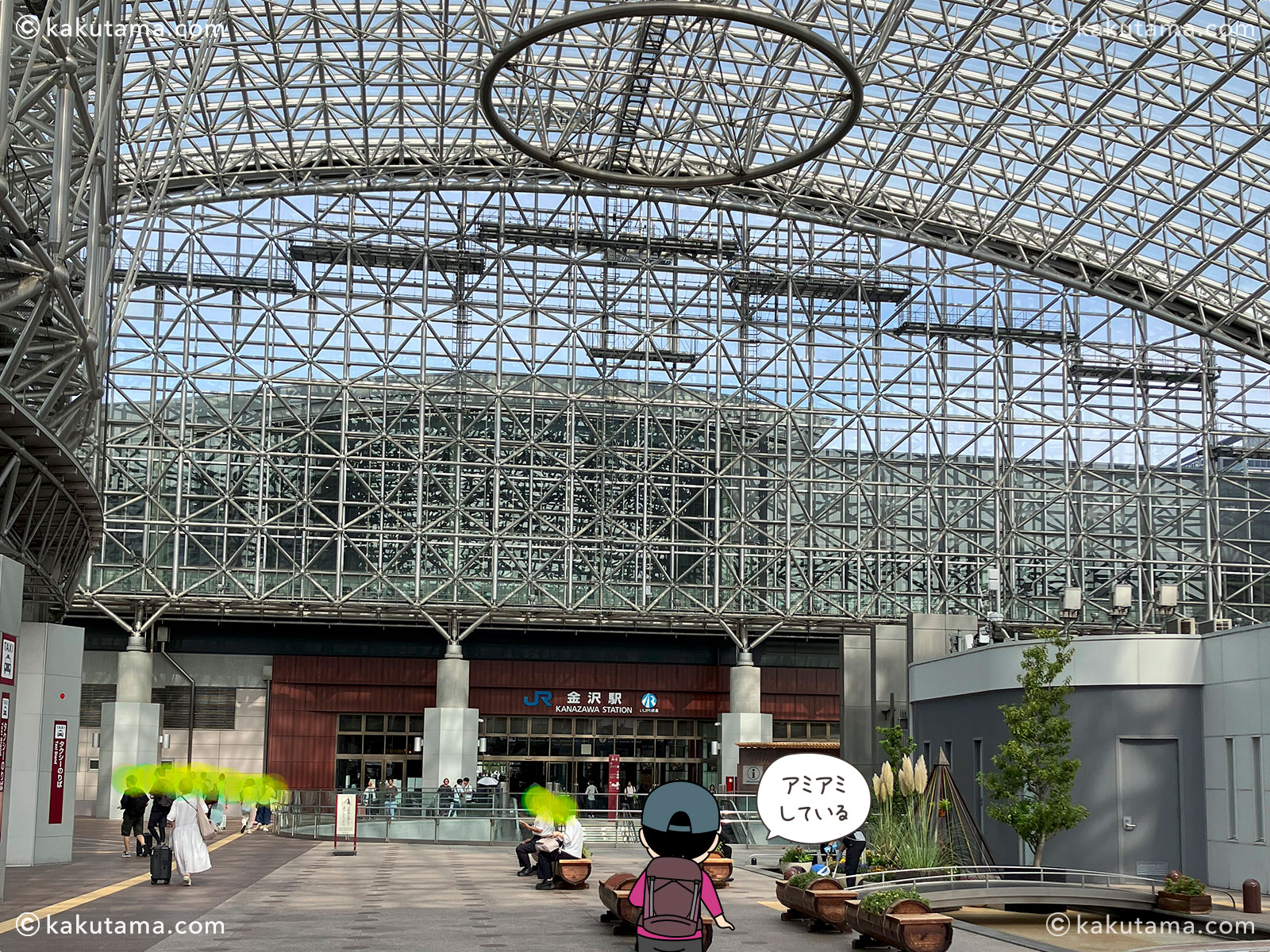 金沢駅のモニュメントの写真と登山者のイラスト