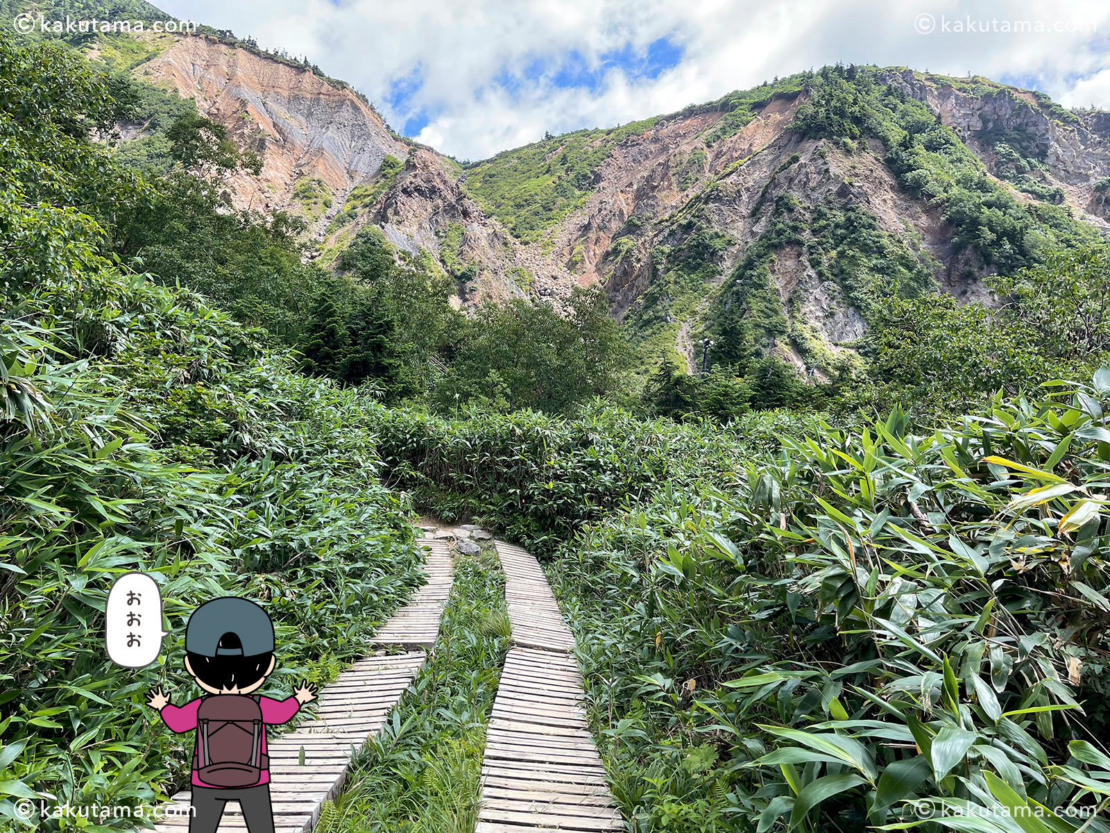 白山、砂坊新道の木道と山々の写真と登山者のイラスト