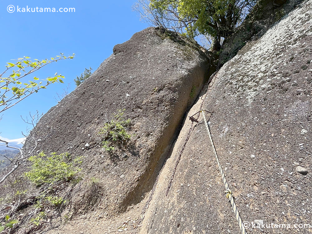 岩殿山、岩場の写真