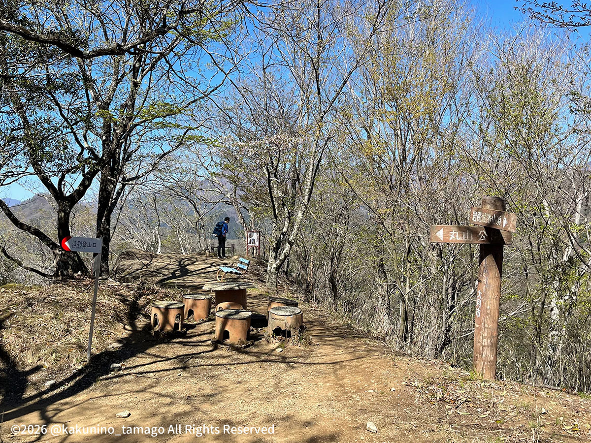 岩殿山山頂のベンチの写真
