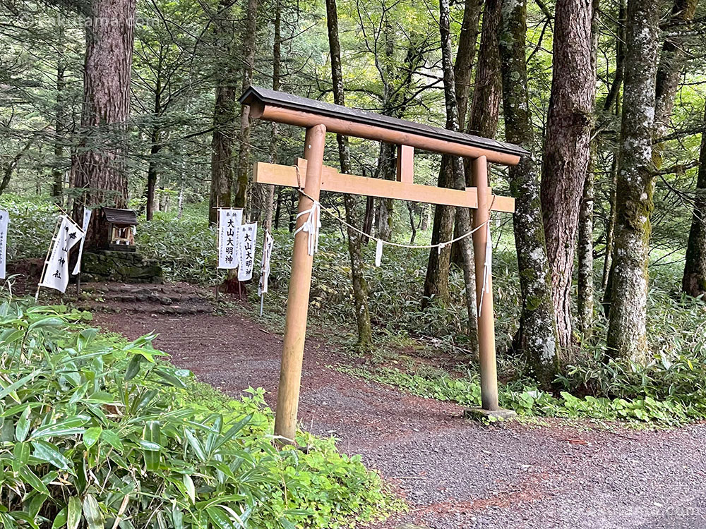 上高地の西穂登山口隣の祠の写真