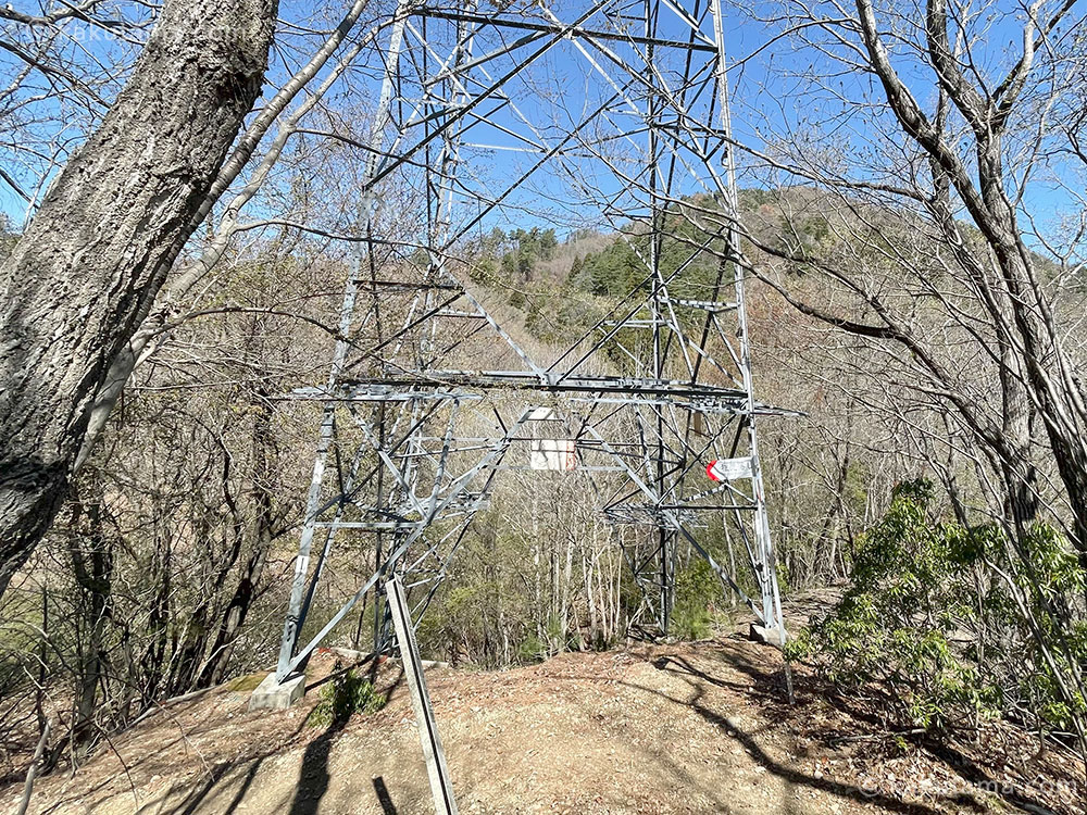 稚児落としに向かう登山道に立つ鉄塔の写真