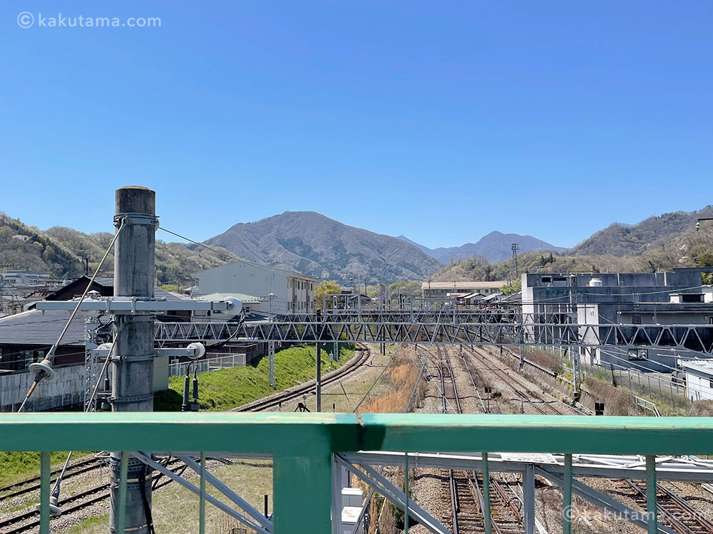 大月駅周辺から見上げた岩殿山の写真