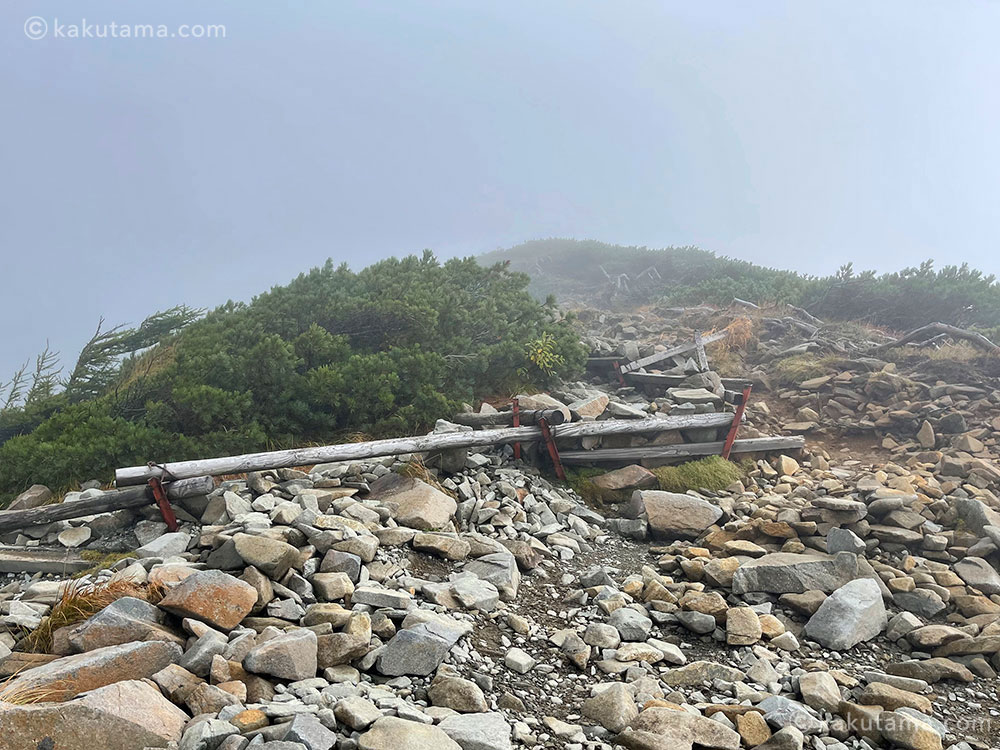 西穂山荘から西穂独標へのガスった登山道の写真