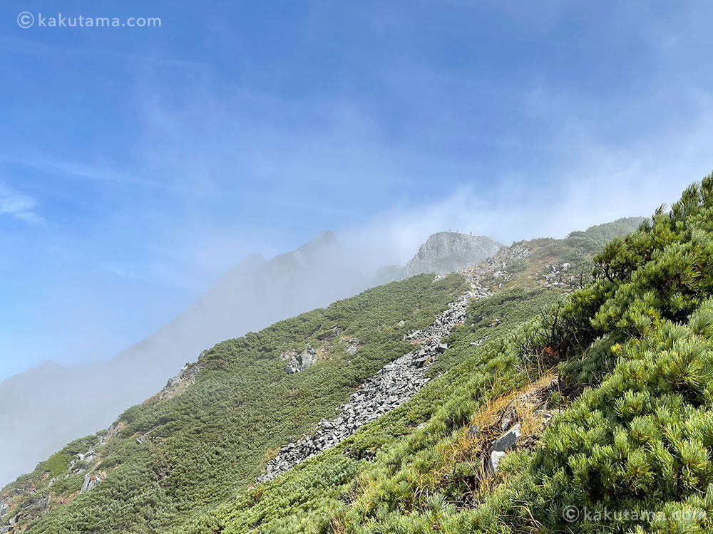西穂山荘から西穂独標への晴れてきた登山道の写真