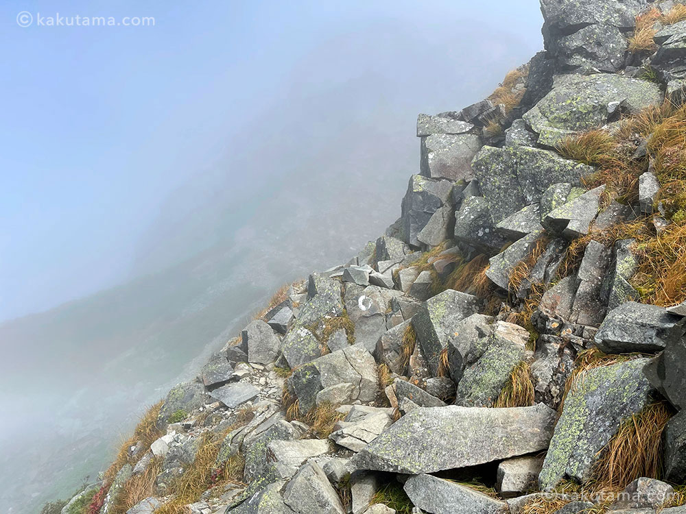 西穂山荘から西穂独標への岩場登山道の写真