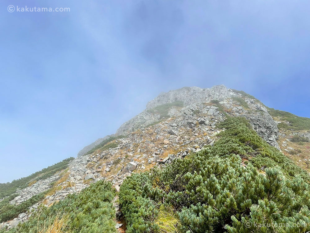 西穂山荘から西穂独標への晴れてきた登山道の写真