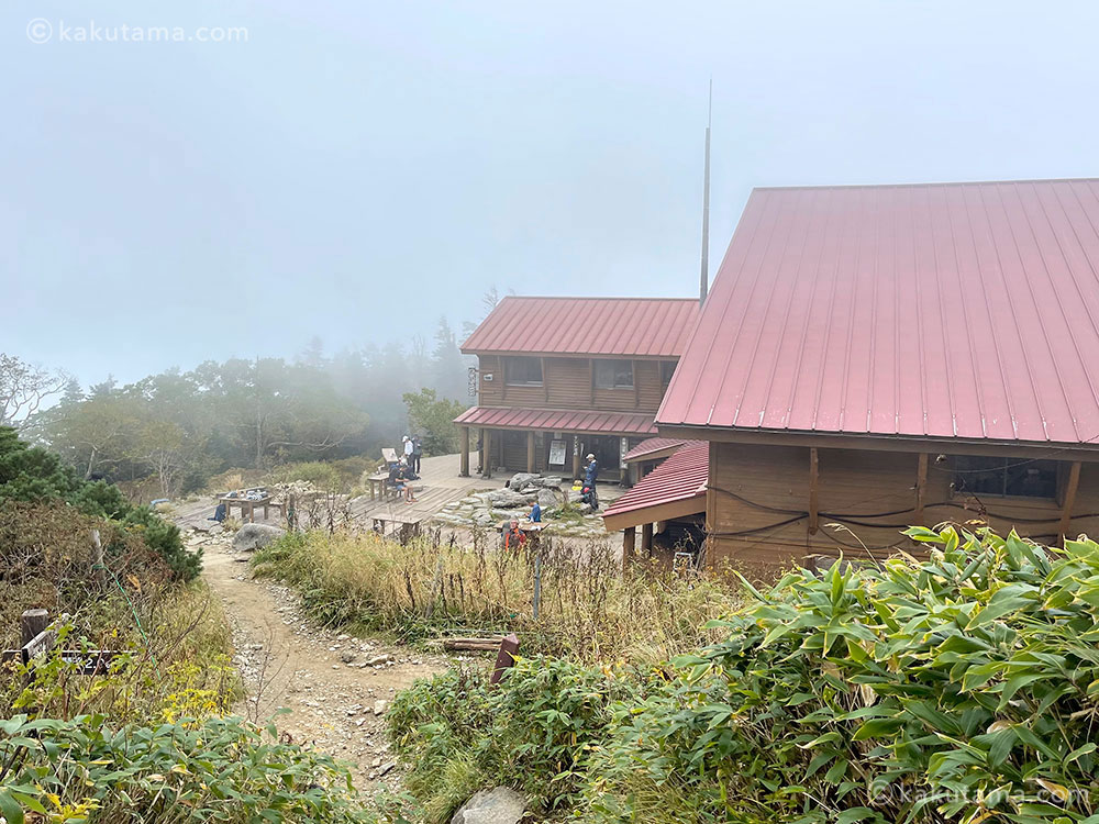 登山道から見た西穂山荘の写真