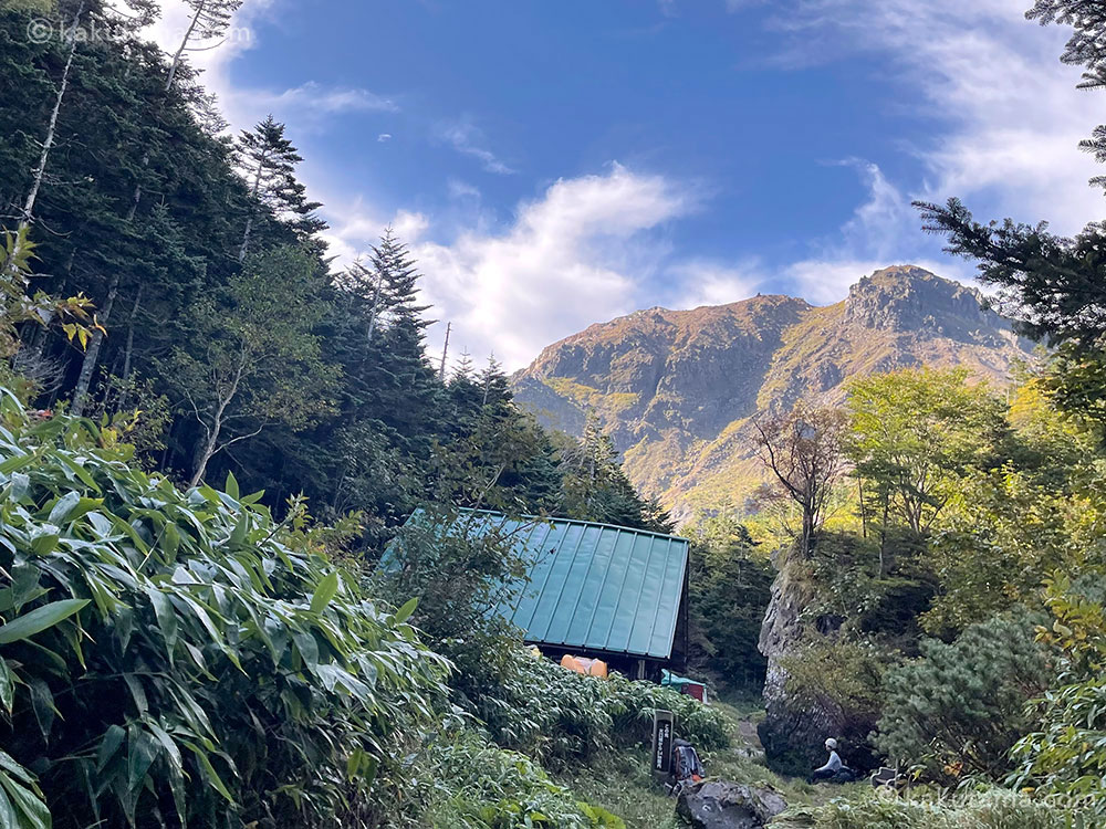 北アルプス、西穂焼岳縦走路を歩き終わり、焼岳小屋に着いた写真