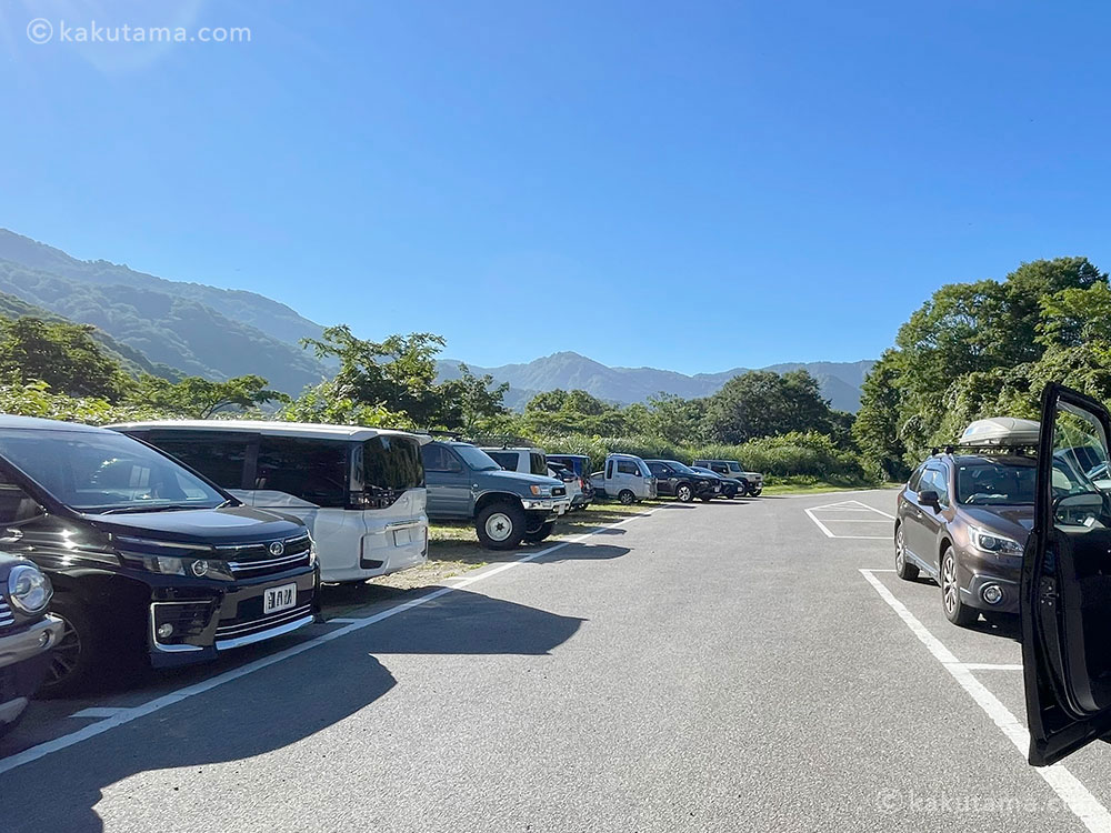 雨飾高原キャンプ場の駐車場の写真