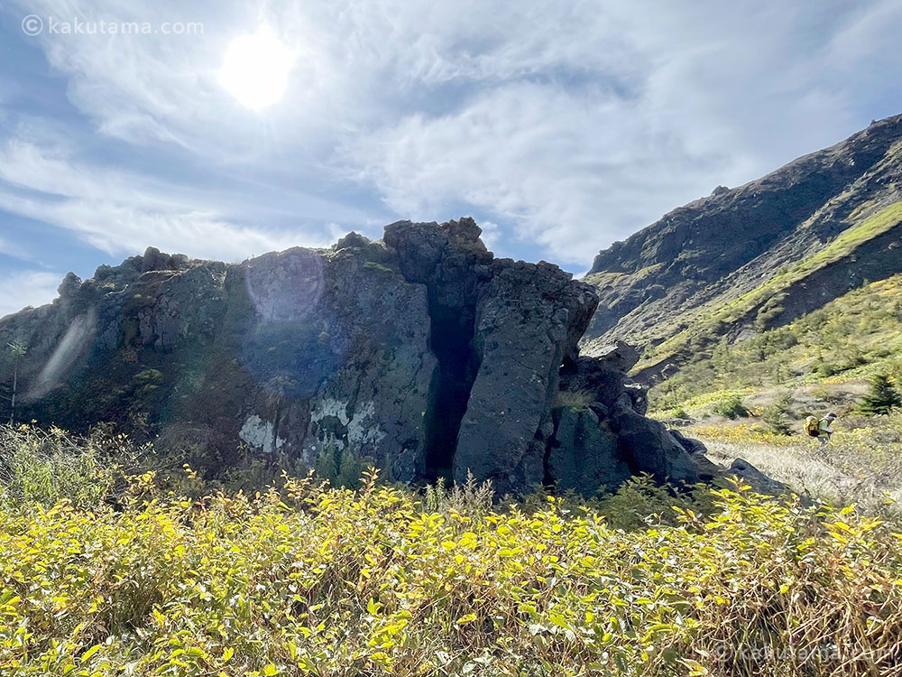 中尾峠近くの大岩の写真
