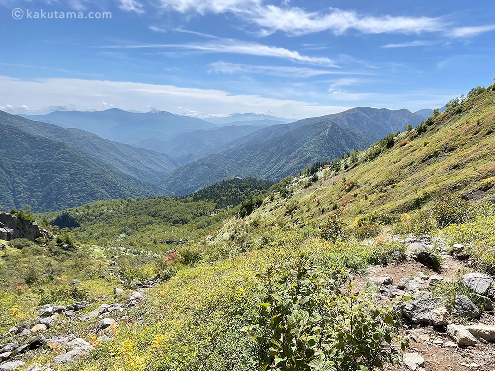 新中ノ湯ルートから登山道を見下ろした写真