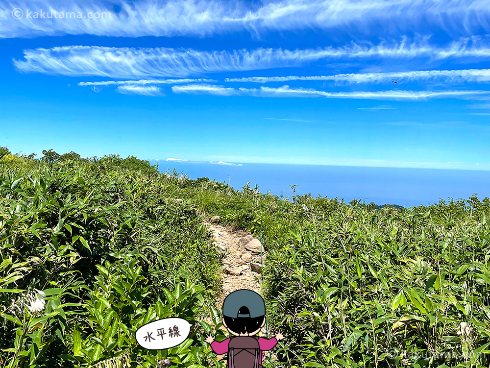雨飾山山頂付近から見る風景の写真と登山者のイラスト