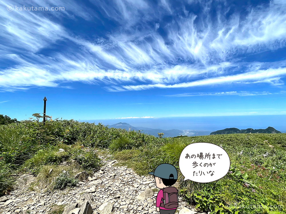 雨飾山の取り付き部分の写真と登山者のイラスト