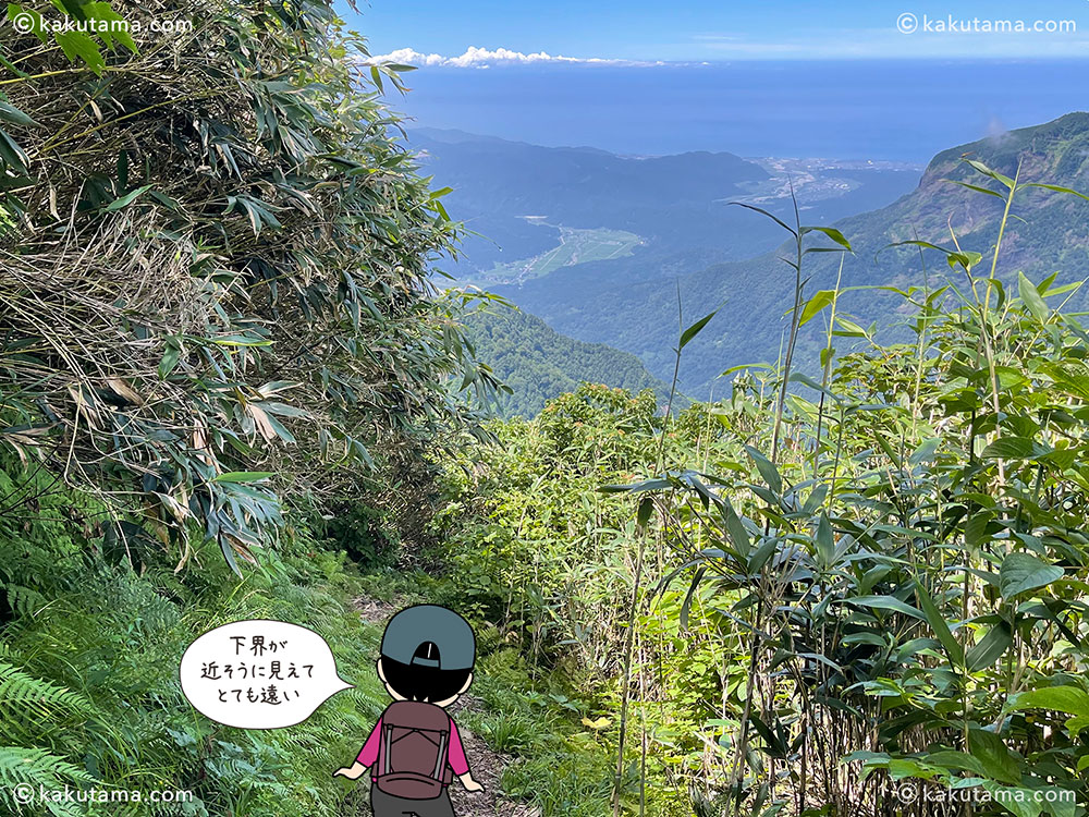 薬師尾根分岐から雨飾山荘へ向けて歩き、糸魚川方面を見る写真と登山者のイラスト