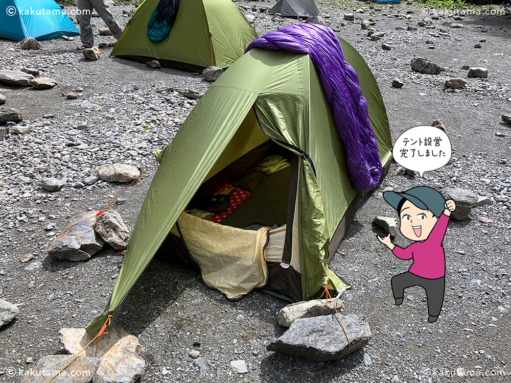 南アルプス、長衛小屋のテント場でテントを設営した写真と登山者のイラスト