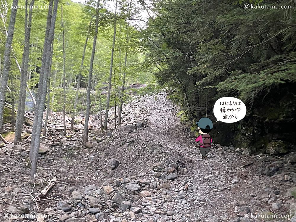 長衛小屋前の甲斐駒ヶ岳への登山口からの登山道の写真と登山者のイラスト
