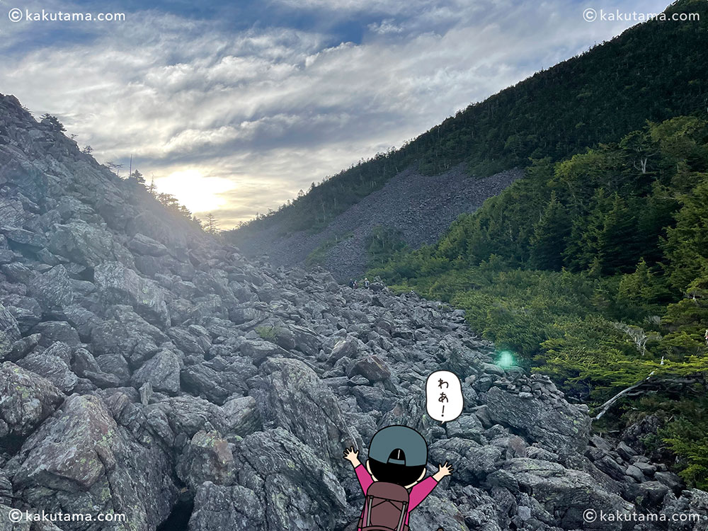 甲斐駒ヶ岳へ向かう登山道のゴーロ写真と登山者のイラスト