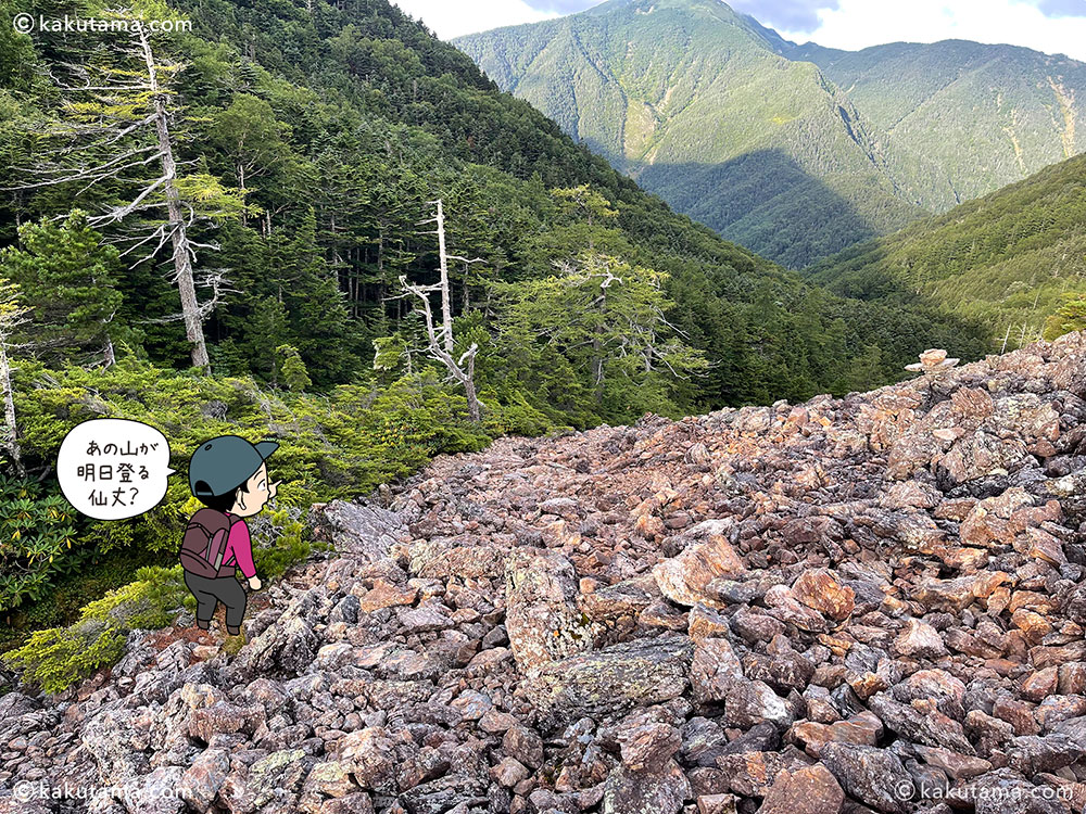 仙水峠直下の岩場の写真と登山者のイラスト
