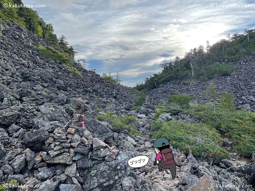 仙水峠直下の岩場の写真と登山者のイラスト